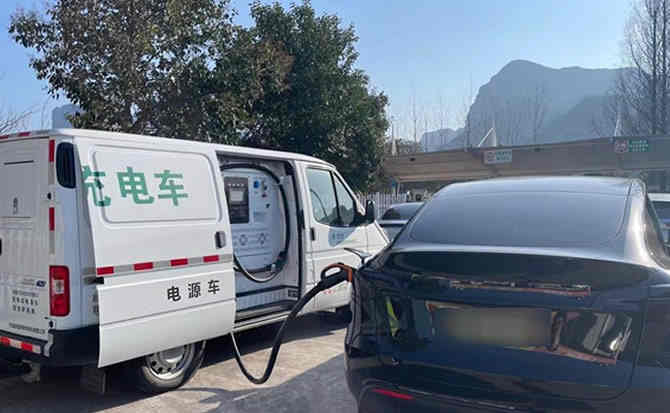 德兴汽车搭电